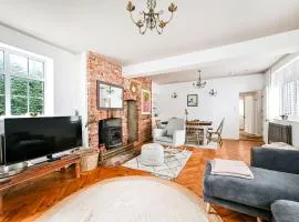 3-Bedroom Home with Garden & Free Parking Near Stansted Airport