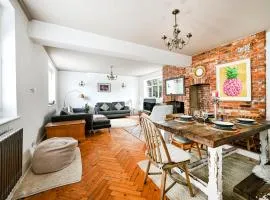 Elegant 3-Bed Home with Garden & Parking Near Stansted Airport