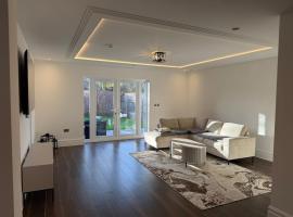 Stylish 5-Bed Home Minutes from Windsor Castle, khách sạn ở Windsor
