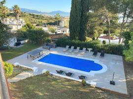 5 Bedroom Villa with HEATED Pool with breath-taking Sea Views, Walking distances to Shops Restaurants Beach, hotell i Manilva