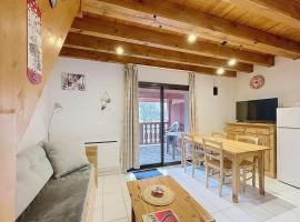 Duplex de Sophie avec vue montagne et rivière, готель у місті Арро