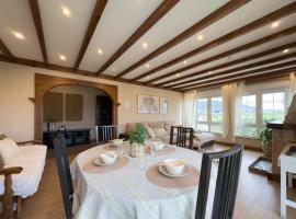 Chalet con piscina, jacuzzi y vistas al mar, a 5 min del puerto de Cudillero, hotel em Cudillero