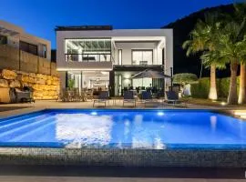 ViVi Homes - Villa Yara Pool, Sauna, Jacuzzi & Cinema