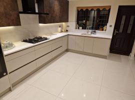4 Bed Ensuite Detached Family Home Near Heathrow Luxury，位于豪士罗的酒店