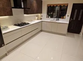 Detached Family Home, New Kitchen, Ensuite, Luxury