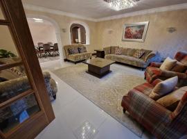 4 Bed Ensuite Detached Family Home Near Heathrow Luxury, מלון בהאונסלו