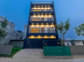 Radhika 2BHK Apartment close to Gaur City Mall, hotel v destinaci Noida