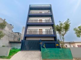 Radhika 2BHK Apartment close to Gaur City Mall, hotel a Noida