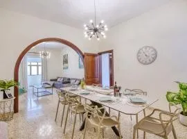 Spacious traditional 3 bedroom house with yard JBAR1-1