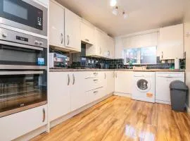 5 bed house with free secure parking in pleasant quiet location