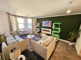 Stylish Seafront Apartment with Bay Window Views