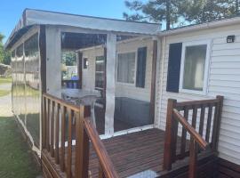 Bungalow accueillant avec vue sur la mer &agrave; Berni&egrave;res-sur-Mer، بنغل في Berni&egrave;res-sur-Mer