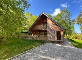 Monarch Lodge 13 with Hot Tub, hotel di Belladrum