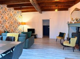 Charming renovated stone cottage in historic village โรงแรมในBrigueuil
