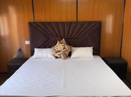 Swastik Farm House --Adjoing to Aravali College – hotel w mieście Faridabad