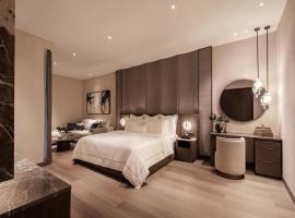 Hotel Belwoods Near Delhi Airport, hotel con tinas de hidromasaje en Nueva Delhi