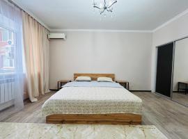 Уютная квартира с красивым видом из окна, hotel v destinaci Aktobe