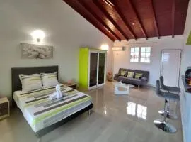 Studio moderne près de Capesterre-Belle-Eau avec piscine