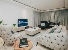 Luxury 3BR Alema Court, Pool & Airport Close