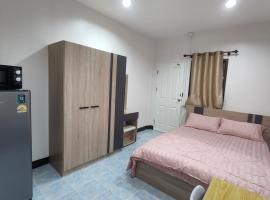 หลังมอ อพาร์ตเมนต์สามสาว, hotel i Ban Hua Khwai