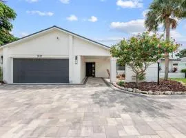 Sleeps 11 Pool Close to Anna Maria Beaches