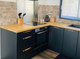 Villa Marilou avec petite piscine privée, отель в городе Фигари