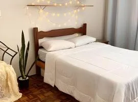 Kitnet na rua da UFV com Smart TV e Garagem