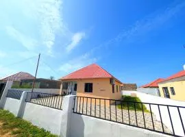 Bright 3-Bedroom Bungalow in Tujereng Sleeps 6