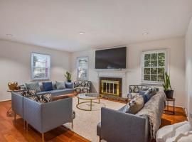 Cozy 4BR Retreat - Private backyard, Gazebo & Grill, hotel i Fairfax