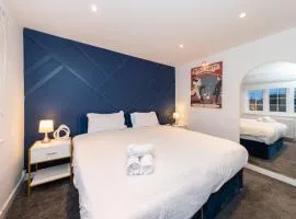 Free parking Sleeps 9 Fully Equipped Playroom