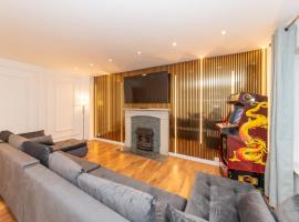 Free parking Sleeps 9 Fully Equipped Playroom, готель у місті Earley