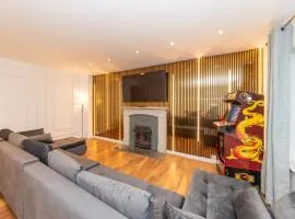 Free parking Sleeps 9 Fully Equipped Playroom