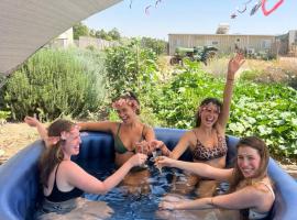 חאן בכפר במשק בלה מאיה - האוהל, hotel v destinaci Nevatim