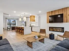 NEW Modern Nashville Escape with Rooftop Hot Tub