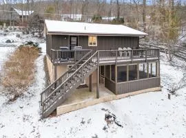 Mountain Retreat w 2 Living Spaces & Scenic Deck