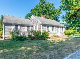 Walk to Water w Stunning Cove Views, hotel in Eastham
