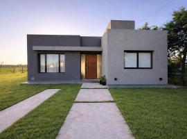 Casa con pileta en Funes, vil&middot;la a Funes