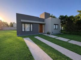 Casa con pileta en Funes, hôtel à Funes