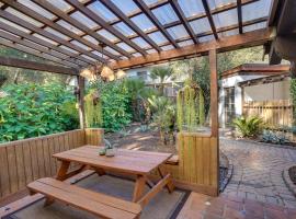 Creative SoCal Escape! Trabuco Canyon Casita, hotel em Foothill Ranch