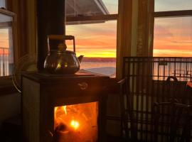 Cozy Lakefront Cottage, hotel en King Ferry