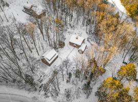 Killington Chalet with Hot Tub, Patio and Views, hotel en Killington