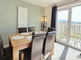 Modern & Spacious Flat with Balcony Views