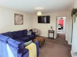 Modern & Spacious Flat with Balcony Views