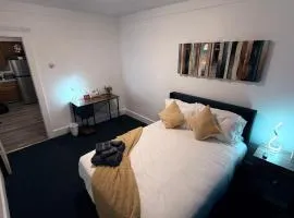 Bachi - Private Room 3 with Parking, Desk & Fast WiFi near Yale, Quinnipiac, SCSU & Hospitals