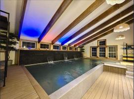 Myrtle Villa 7BR Near Mount Snow with Indoor Heated Endless Style Pool Outdoor Hot Tub, hotel que acepta mascotas en Dover