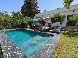 private villa with swimming pool, Hotel in Rabat