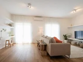 Bright & Spacious Villa by Beach