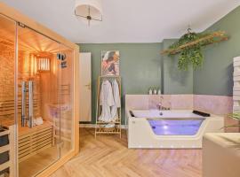 L'Evasion Tropicale - idéal couple - sauna - baignoire balnéo LED - TV 4K Ambilight 130cm - parking gratuit à 2 pas du logement - wifi - maison médiévale sur 2 étages - entièrement rénovée 37m2, hotel em Bargemon