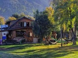 Los Coihues camping & hostel, מלון בסן קרלוס דה ברילוצ'ה