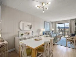 2 Bedroom Ocean Block Condo, Steps to the Beach!